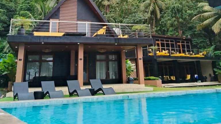 Peakview Poolside