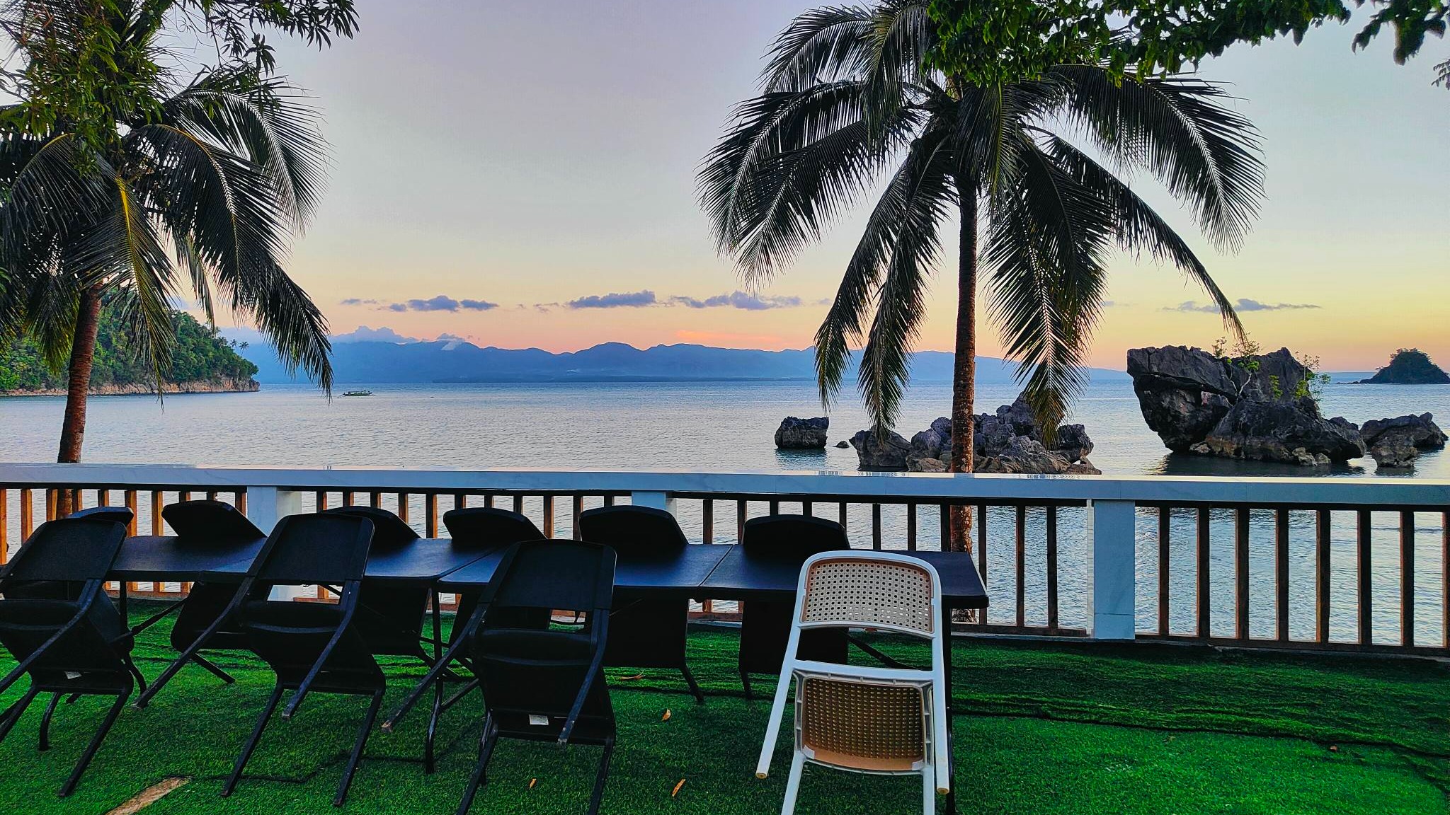 Seaside Lounge & Sundeck
